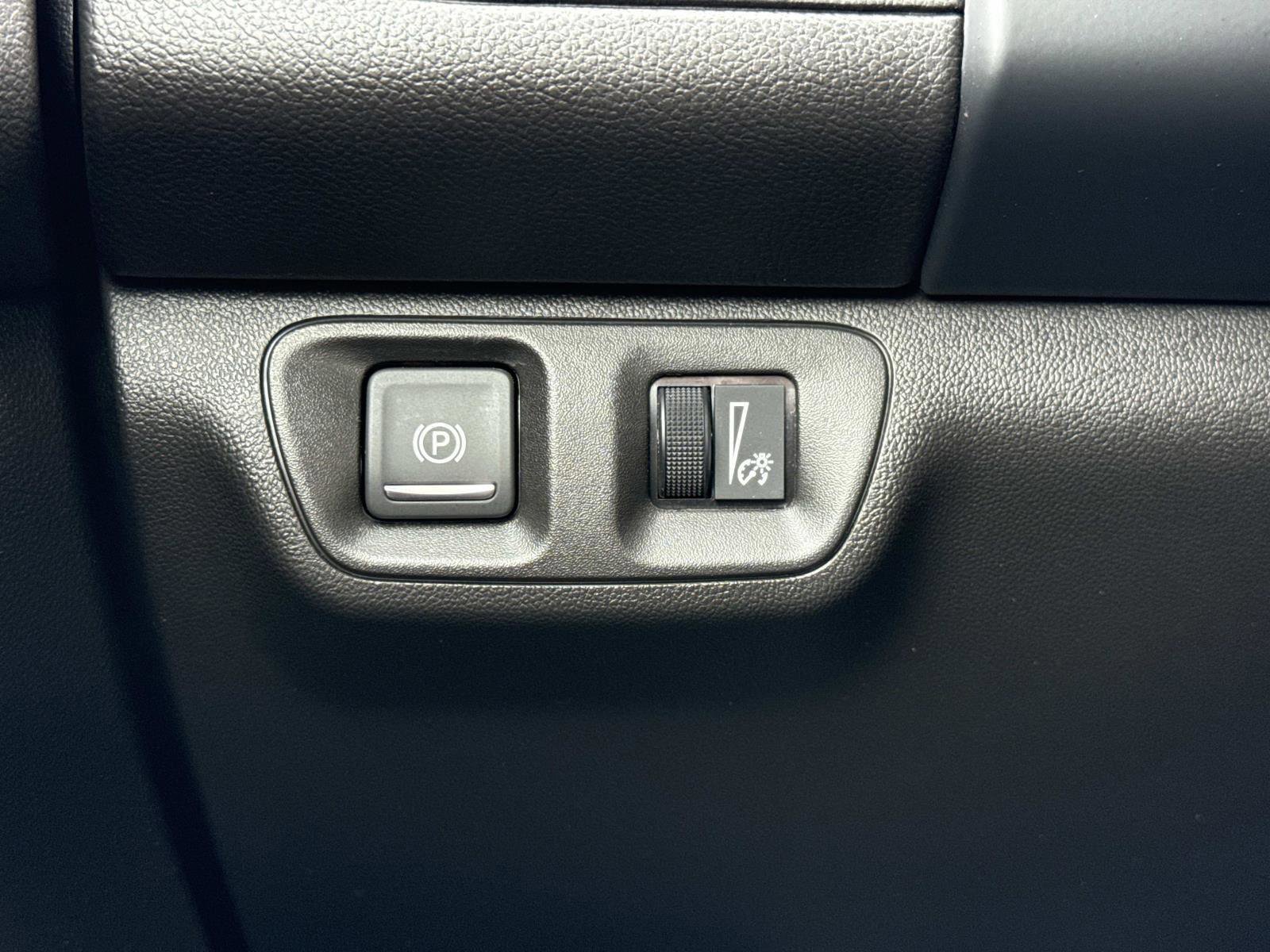 Used 2023 GMC Acadia SLE image 12