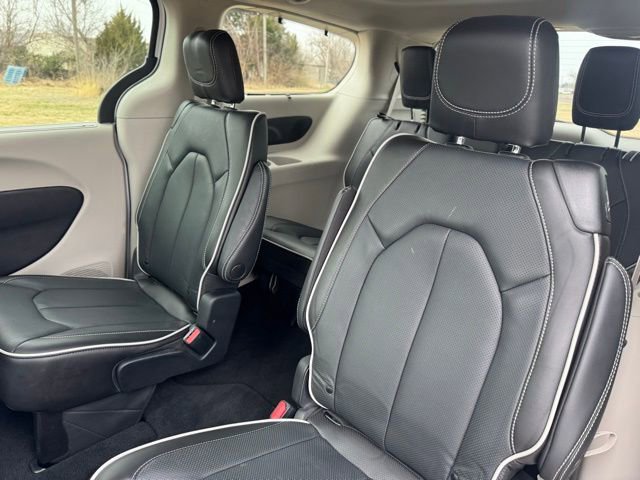 Certified 2023 Chrysler Pacifica Limited image 13