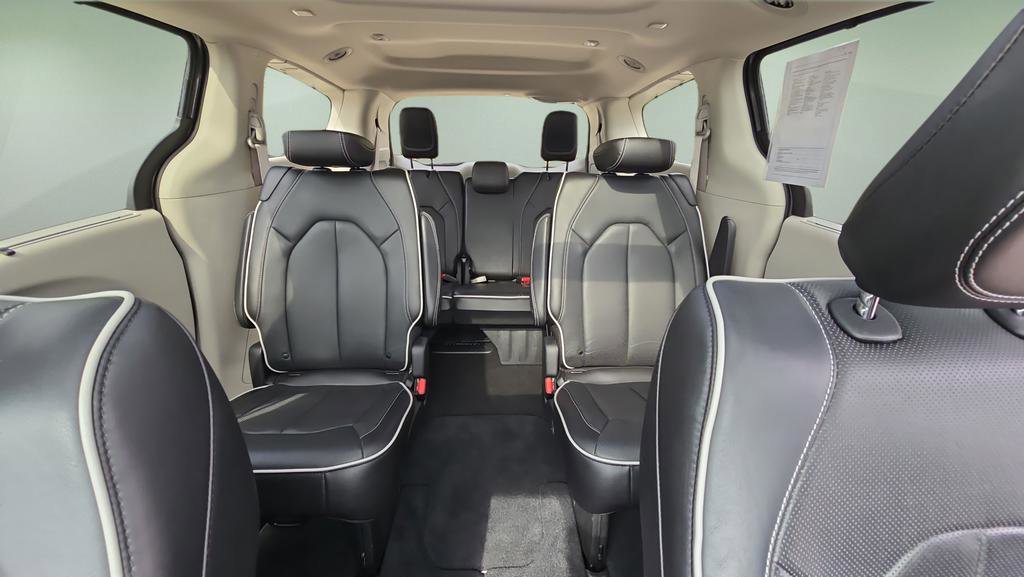 Used 2023 Chrysler Pacifica Limited AWD/4WD image 10