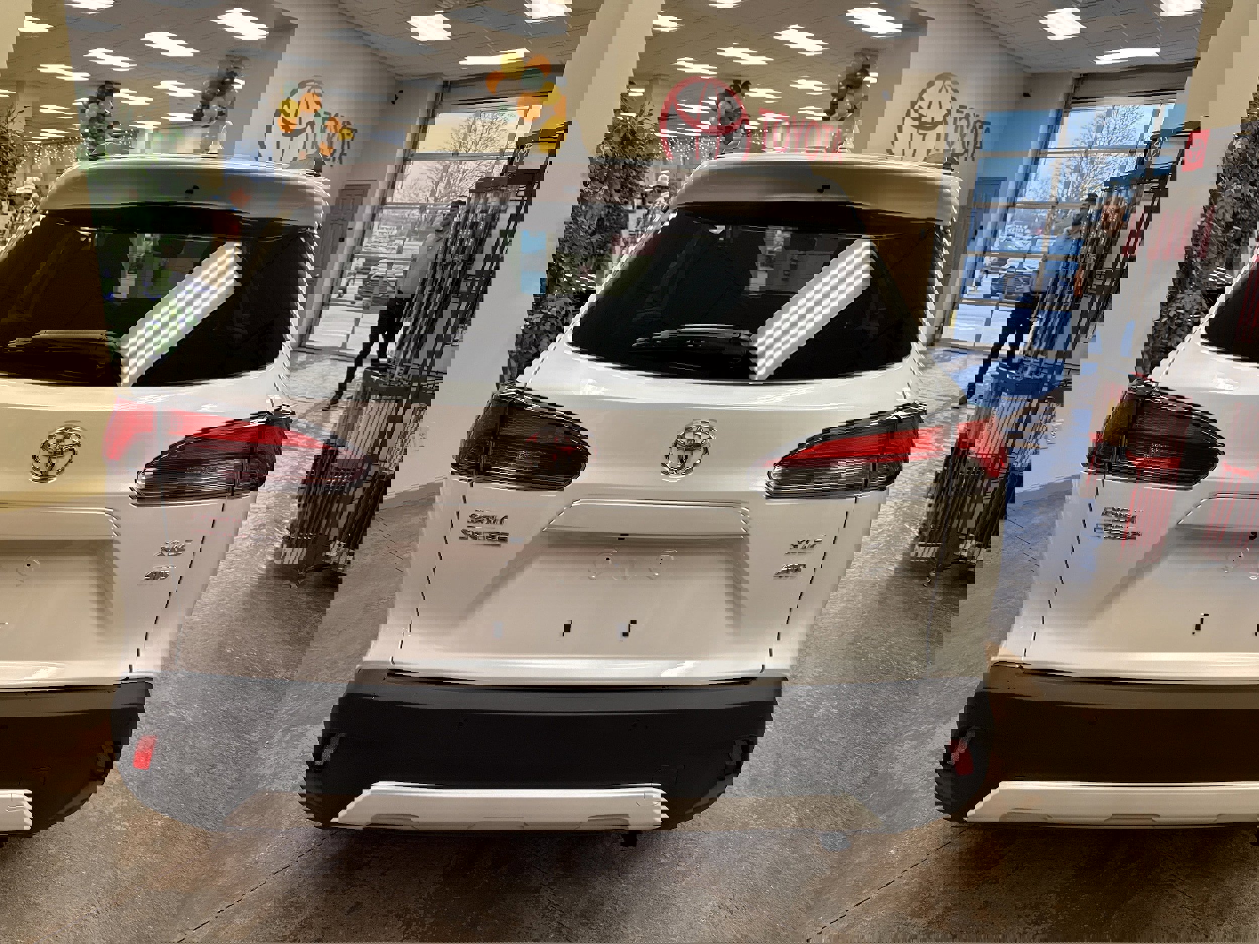 Used 2024 Toyota Corolla Cross XLE w/ Convenience Package image 11