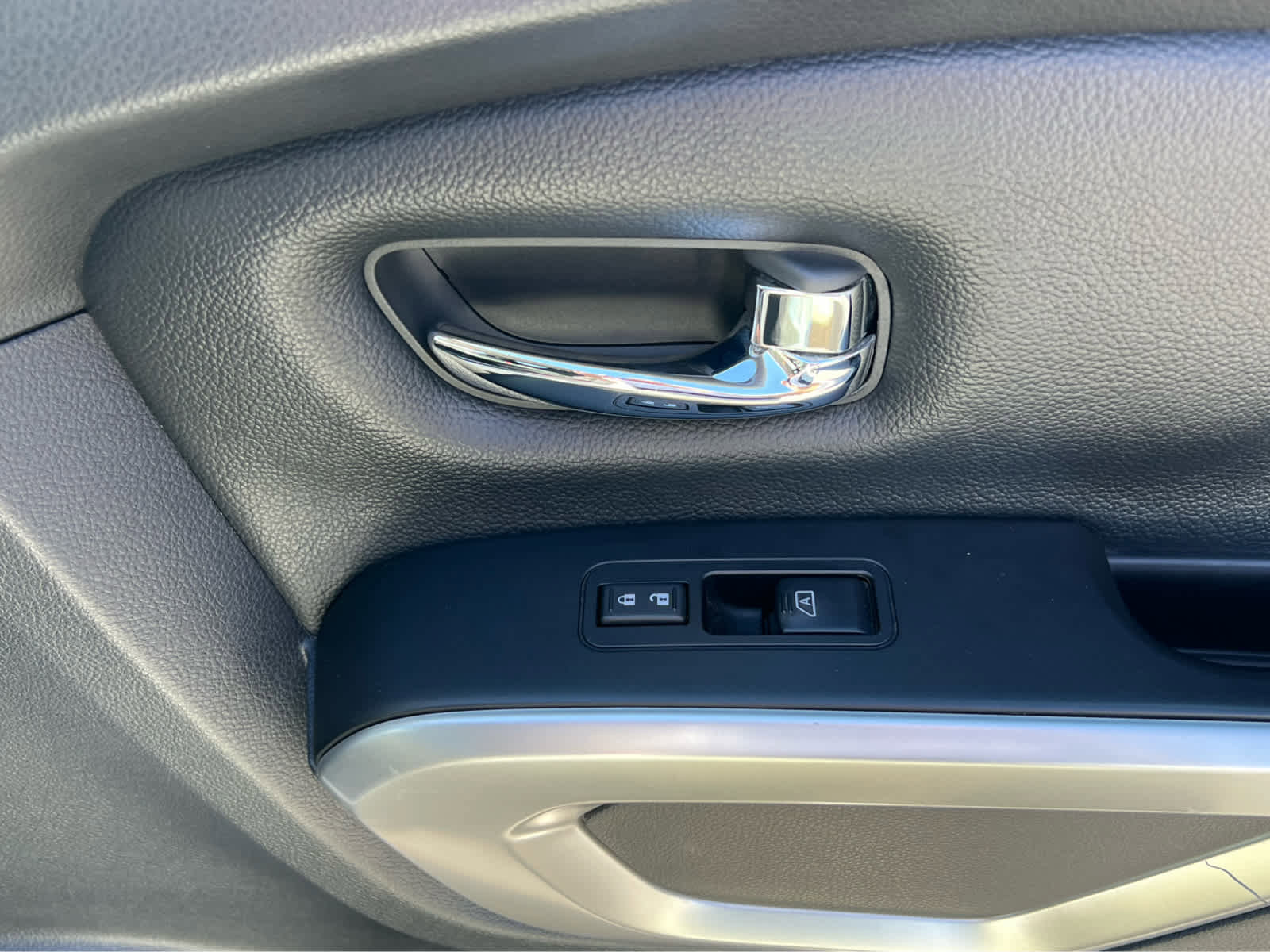 Used 2017 Nissan Titan SV AWD/4WD image 18