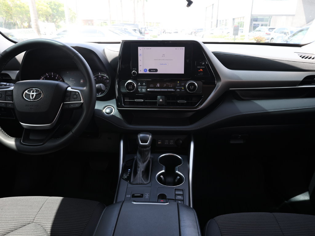 Used 2024 Toyota Highlander LE FWD image 24