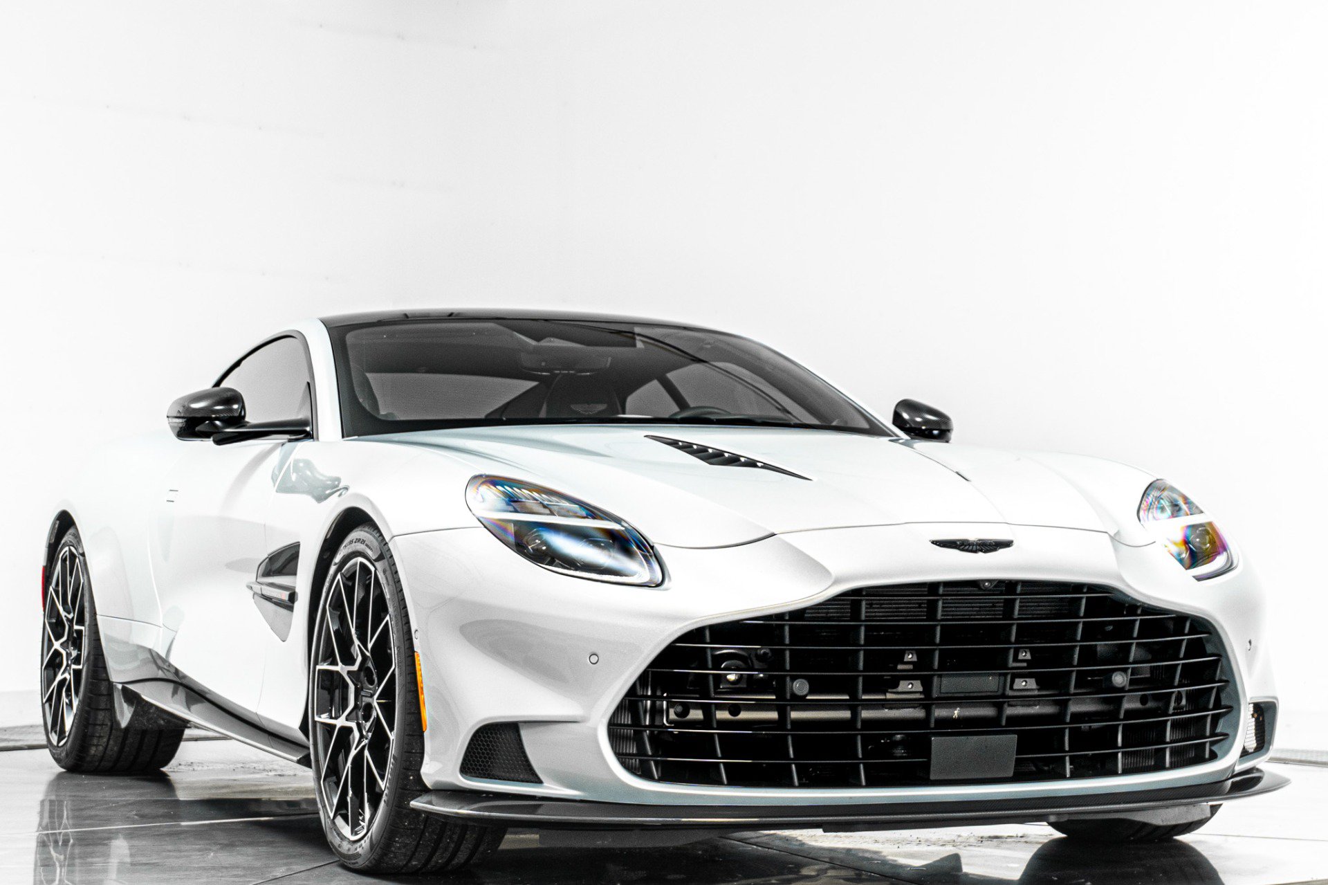 Used 2025 Aston Martin Vanquish RWD image 3