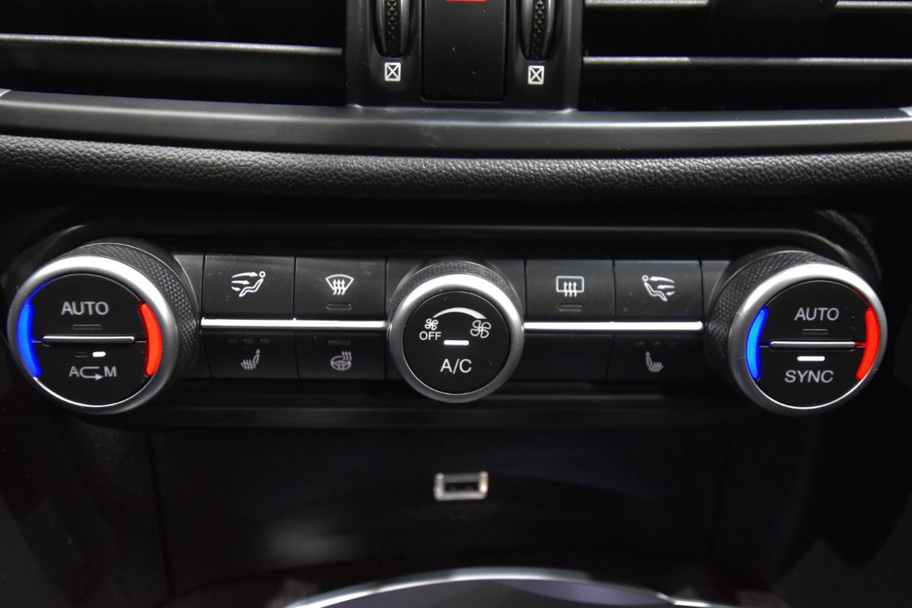 Used 2019 Alfa Romeo Giulia Ti AWD/4WD image 25