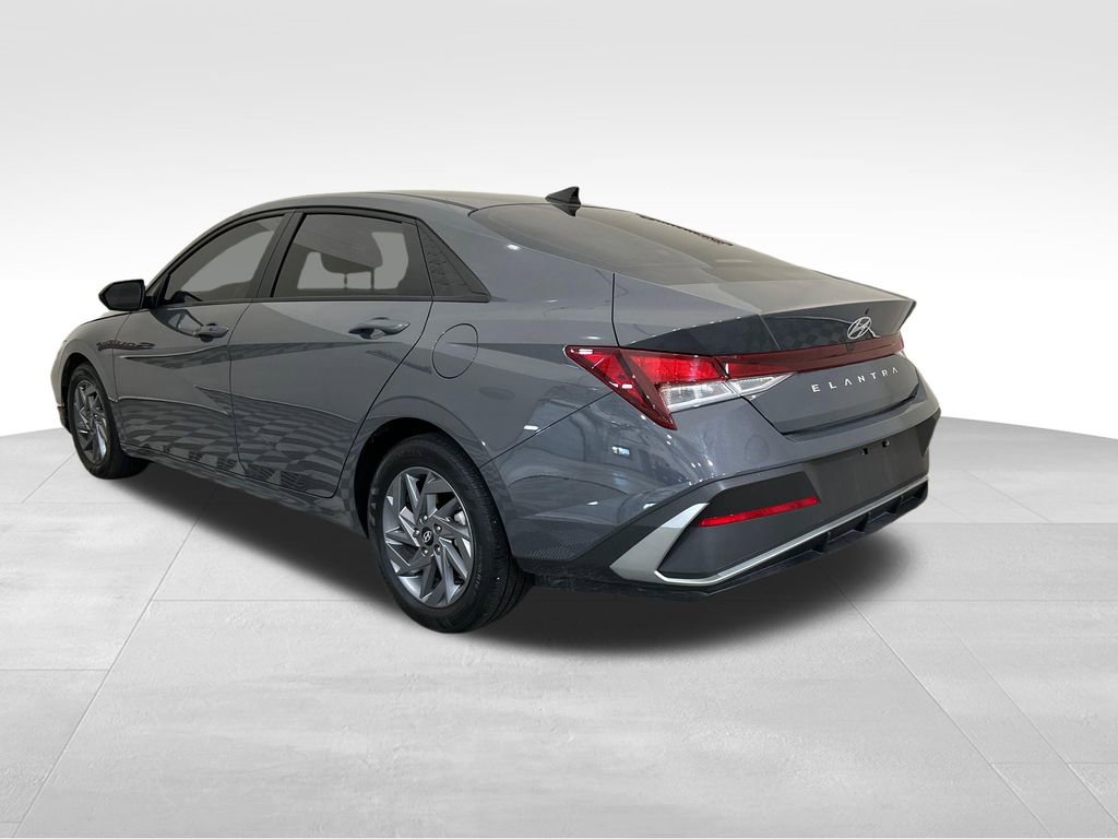 Used 2024 Hyundai Elantra SEL FWD image 3