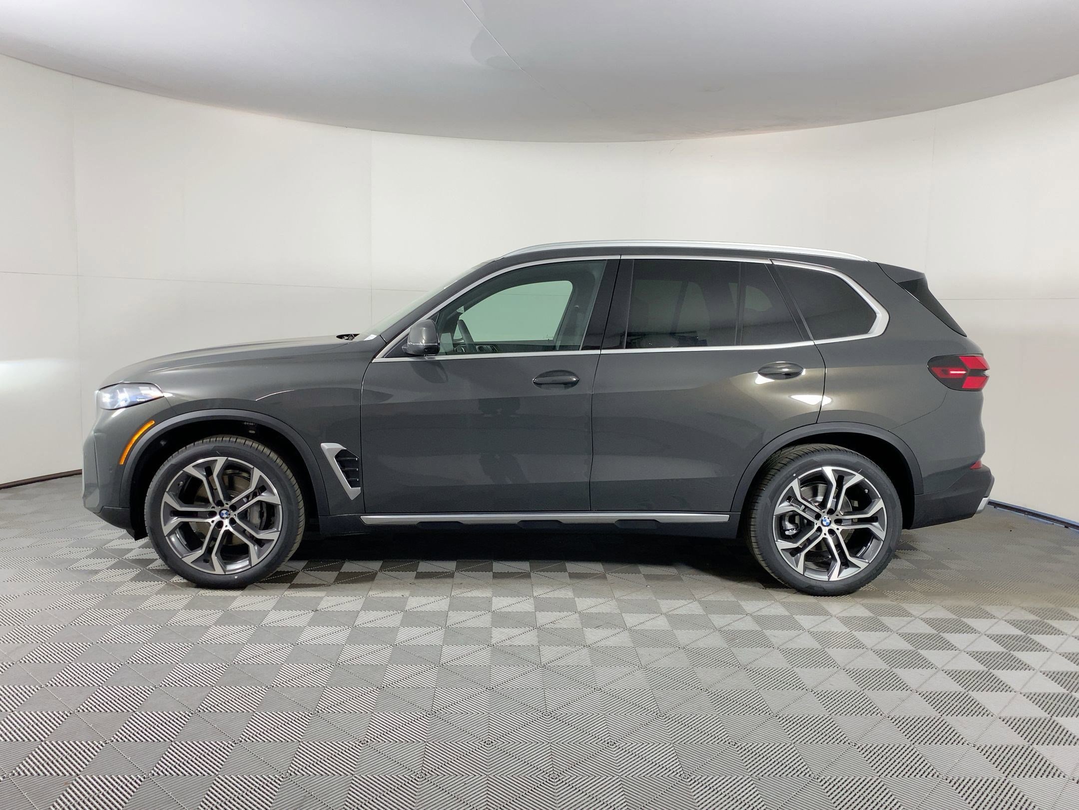Used 2026 BMW X5 sDrive40i w/ Climate Comfort Package image 2
