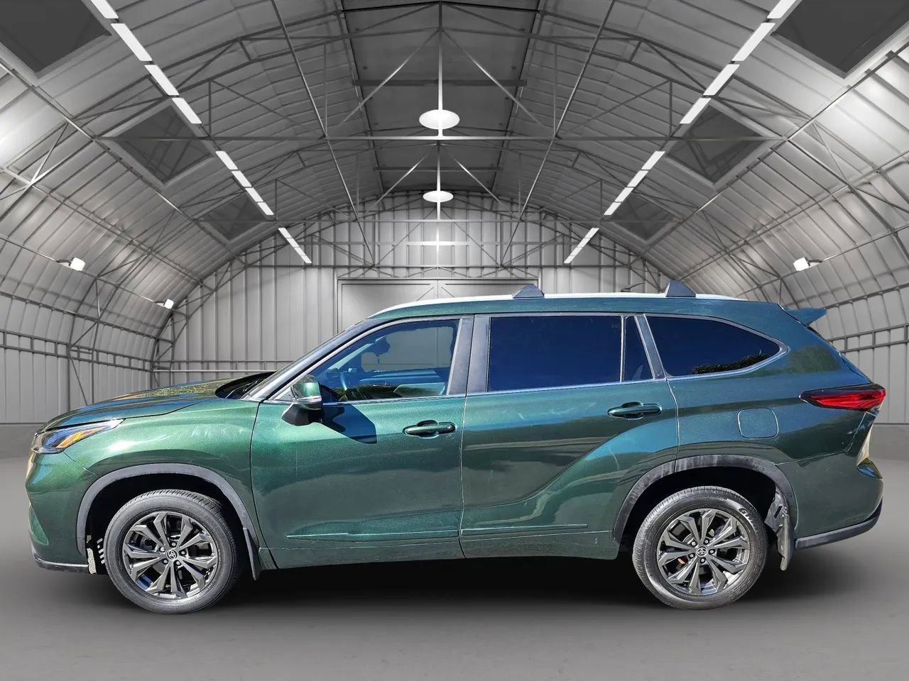 Used 2023 Toyota Highlander XLE image 4