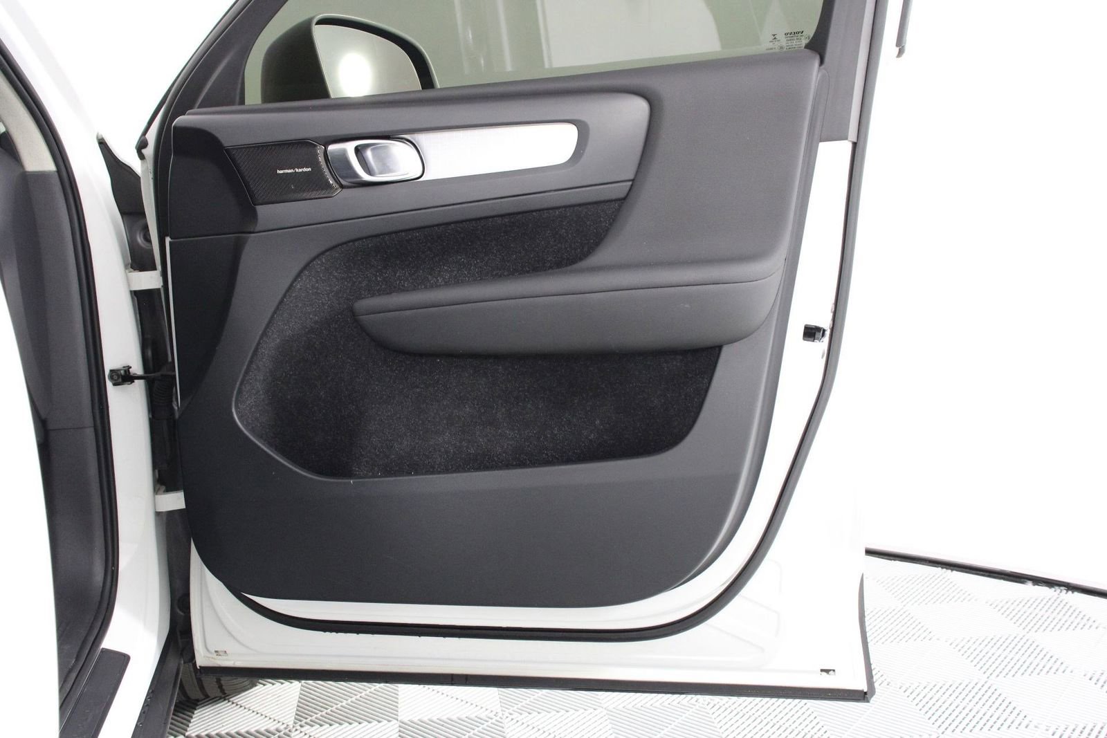 Used 2019 Volvo XC40 T5 Momentum image 21