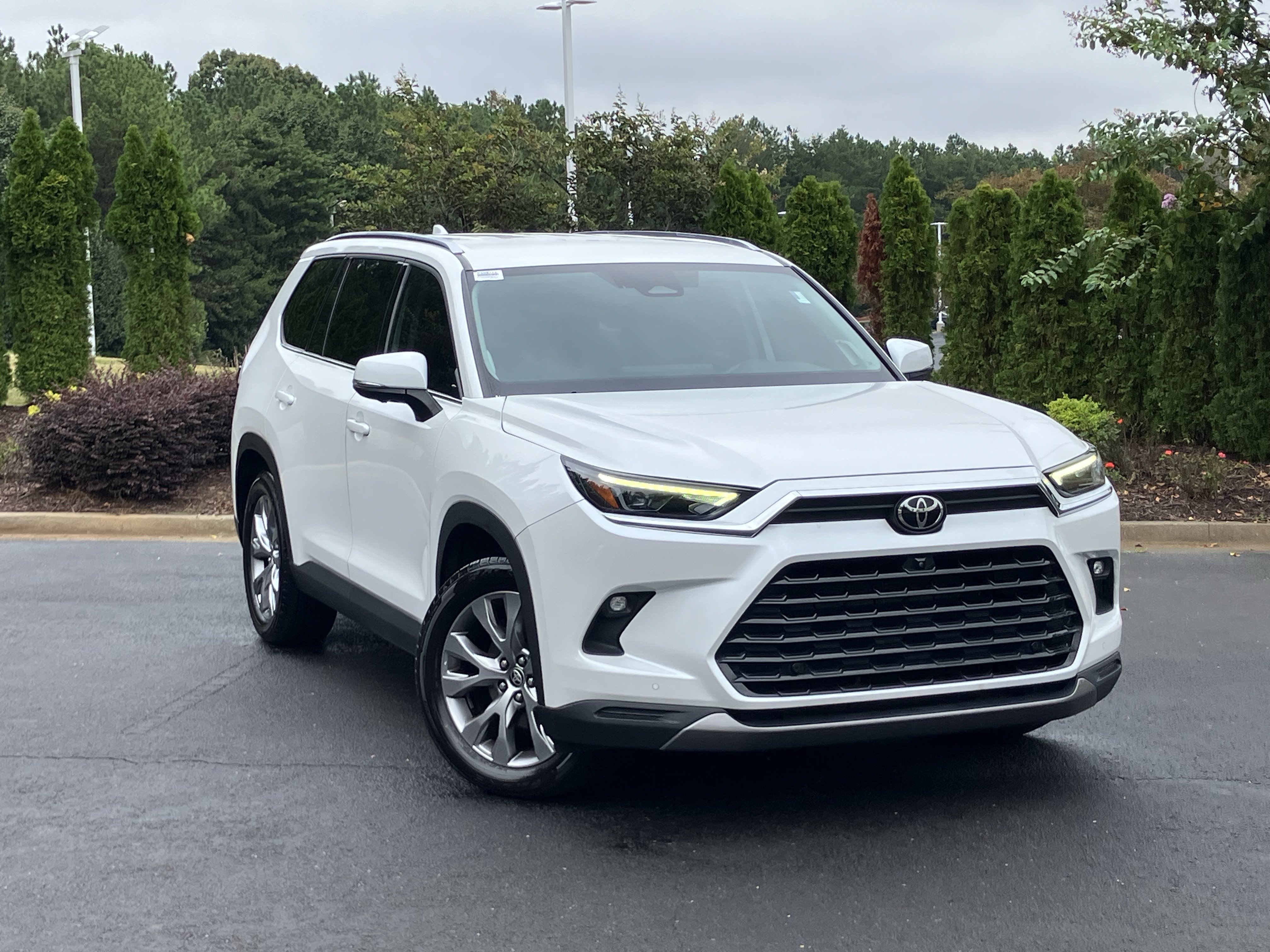 Used 2024 Toyota Grand Highlander FWD image 2