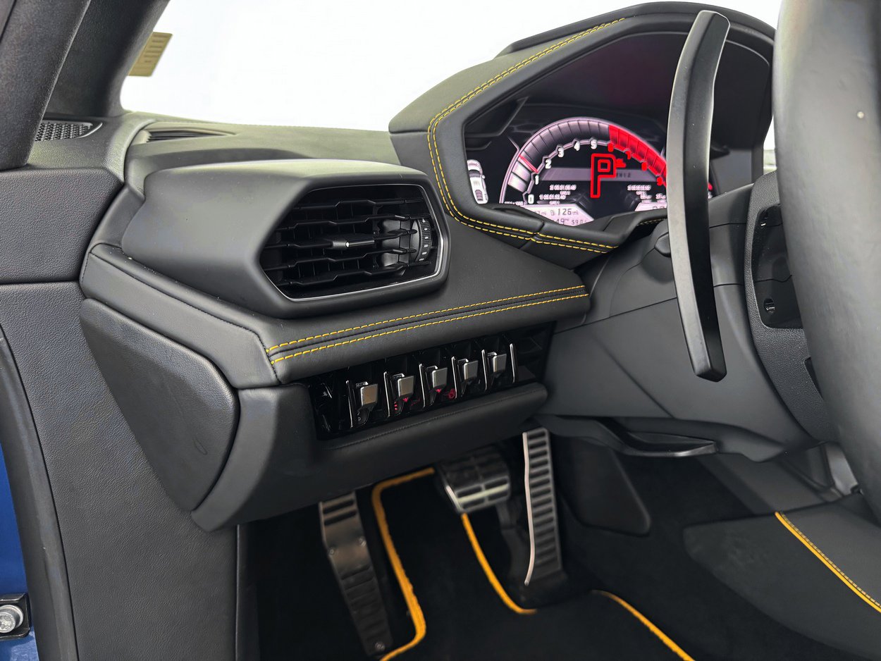 Used 2020 Lamborghini Huracan EVO image 18