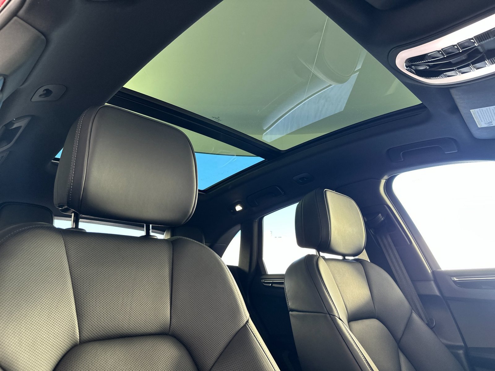 Certified 2026 Porsche Macan AWD/4WD image 19