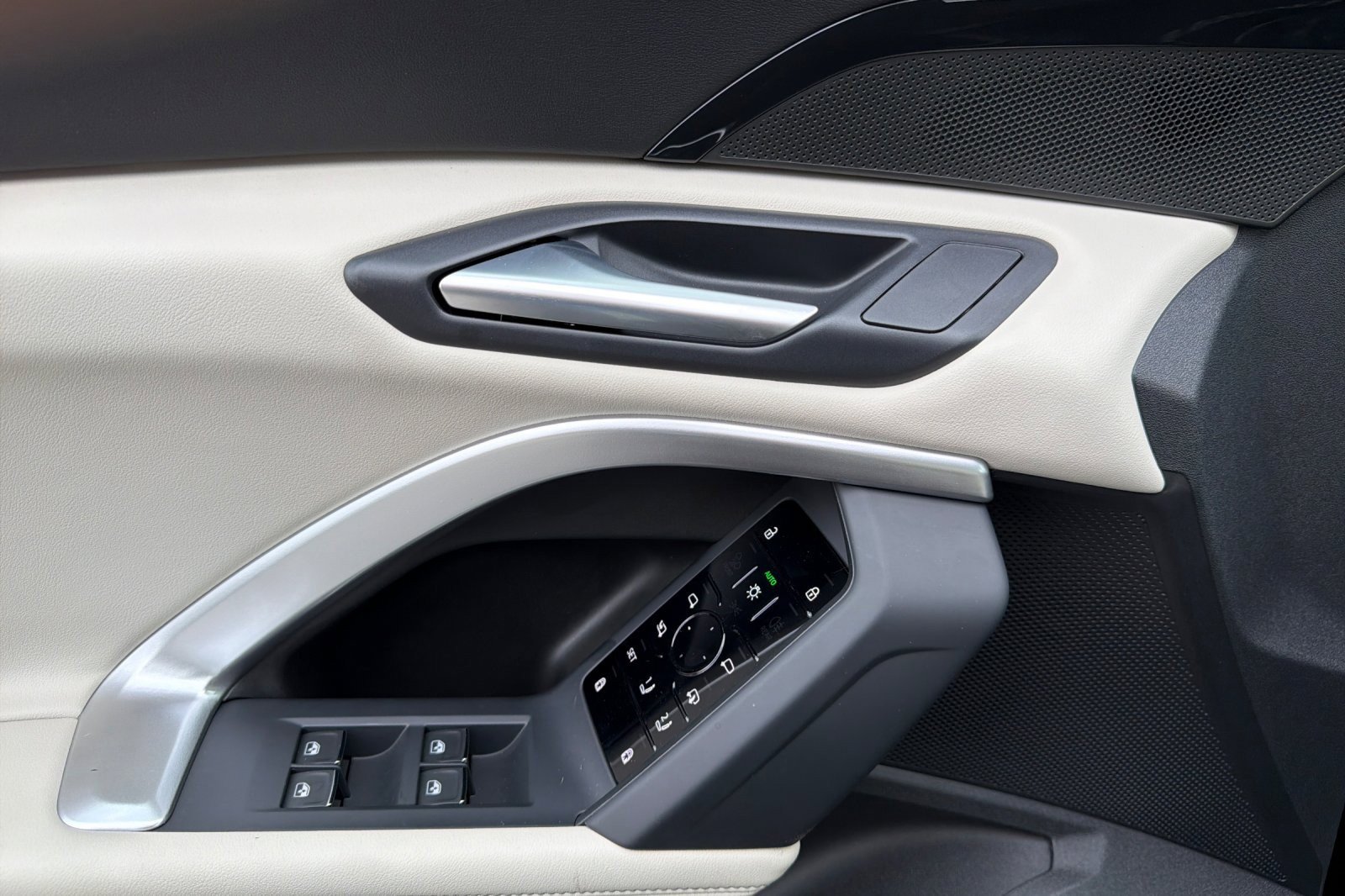 Used 2025 Audi Q5 Premium w/ Convenience Package image 10