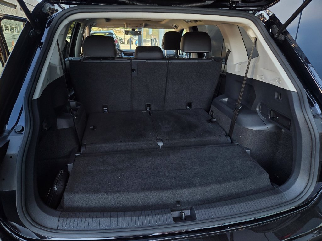 Used 2021 Volkswagen Tiguan SE w/ Panoramic Sunroof Package FWD image 27