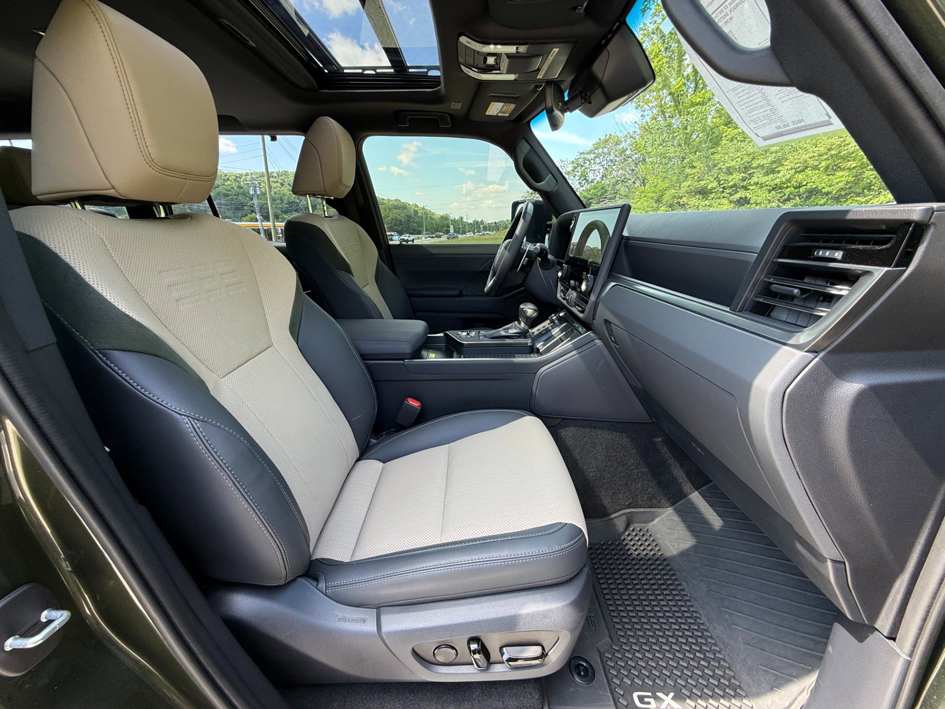 Used 2024 Lexus GX 550 AWD/4WD image 17