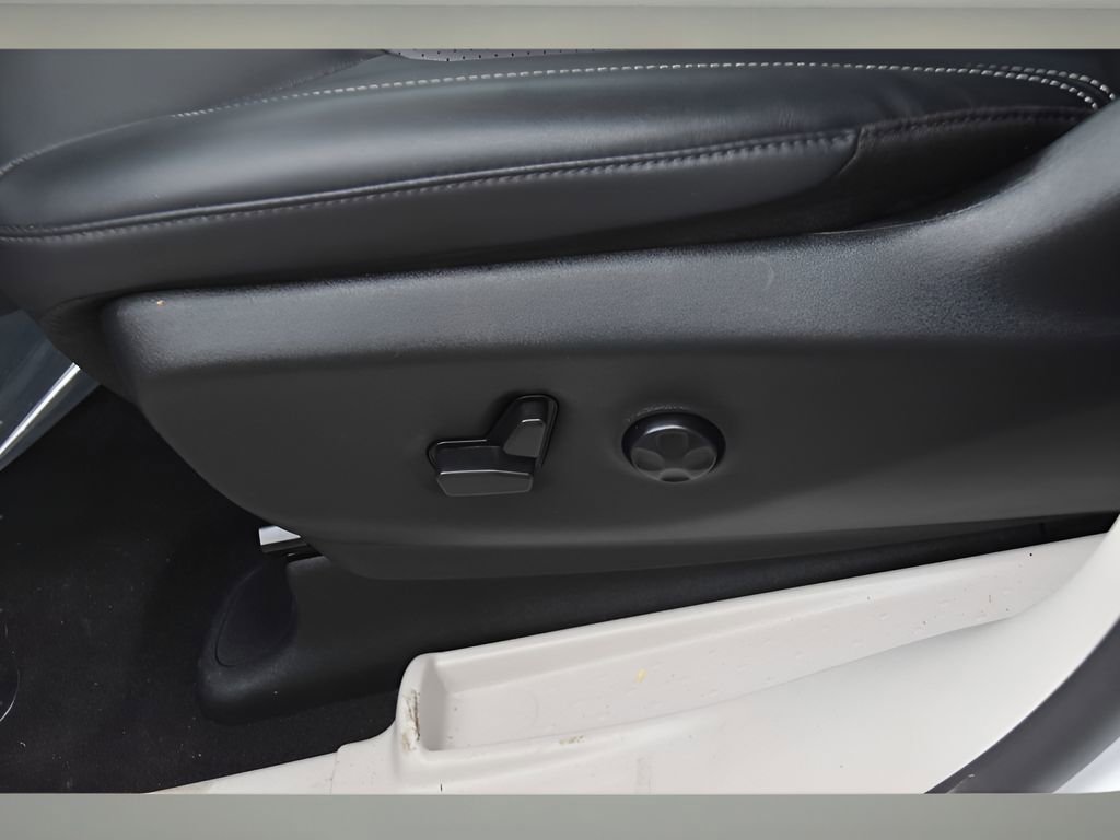 Used 2024 Chrysler Pacifica Touring-L image 32