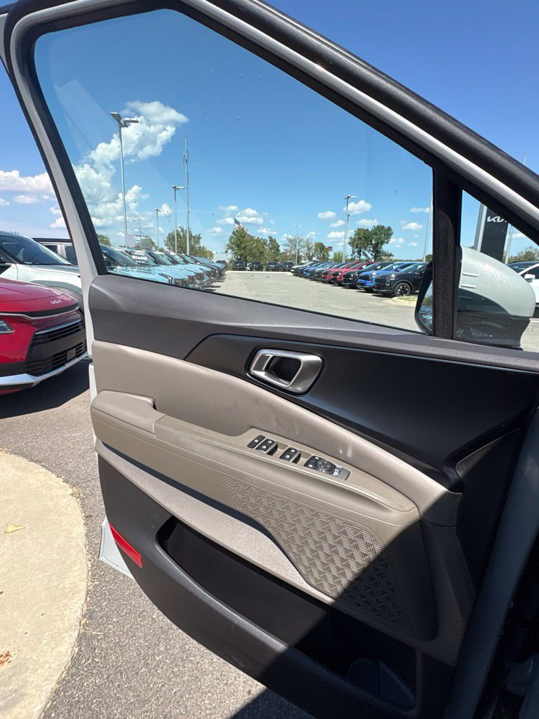New 2027 Kia Carnival LX FWD image 17