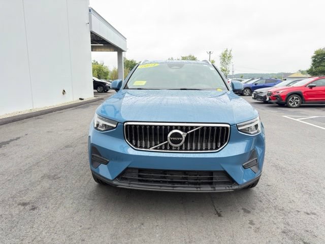 Used 2024 Volvo XC40 B5 Core AWD/4WD image 3