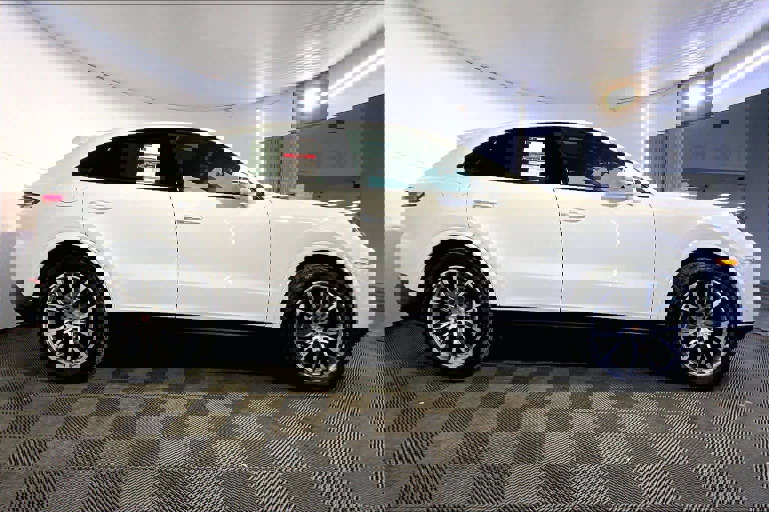 Used 2024 Porsche Cayenne Coupe image 8