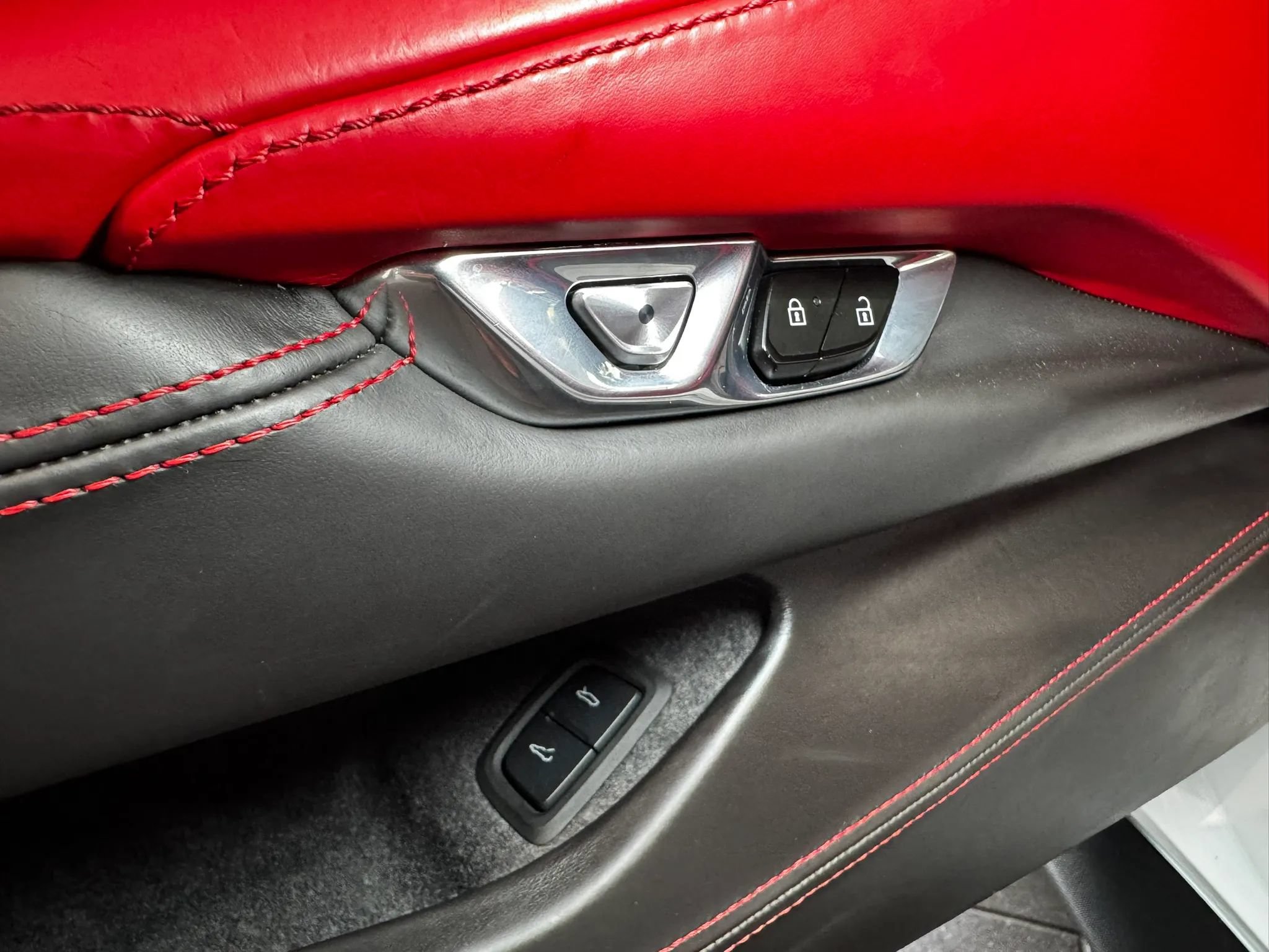Used 2023 Chevrolet Corvette Stingray Premium Conv w/ Z51 Performance Package RWD image 28