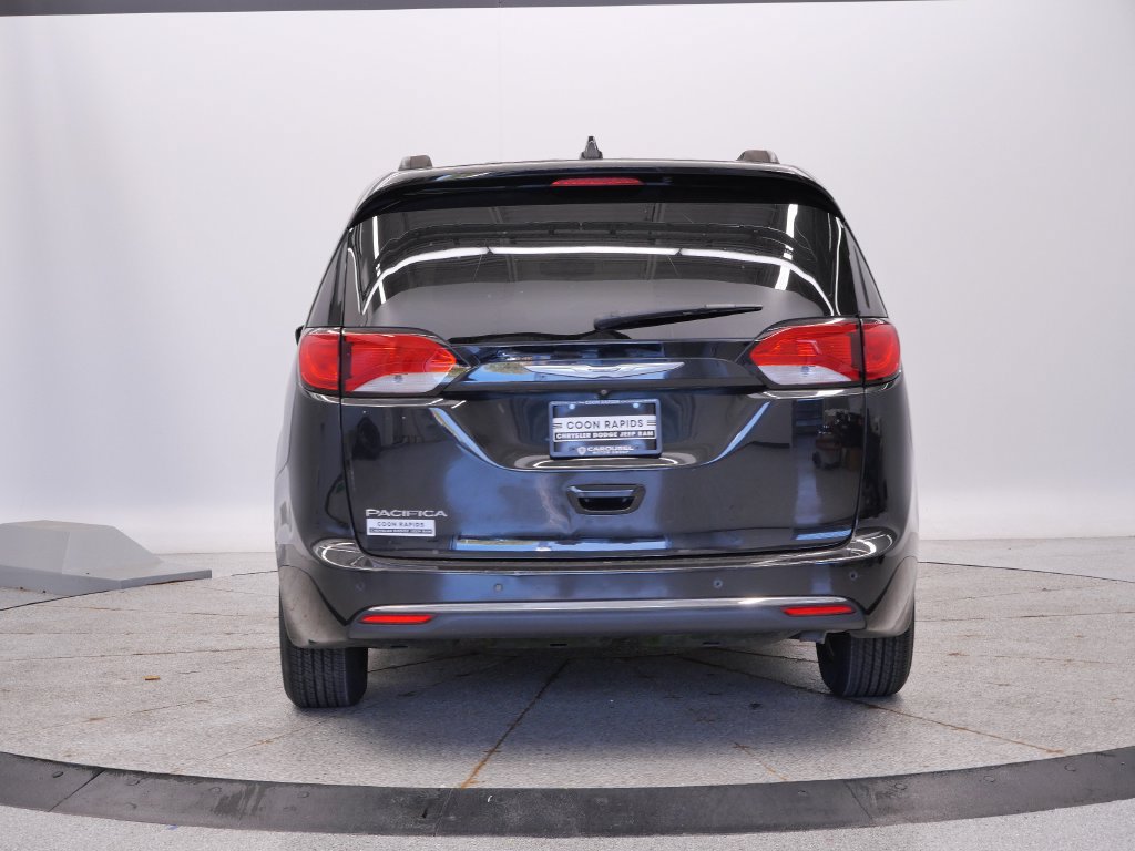Certified 2017 Chrysler Pacifica Touring-L FWD image 4