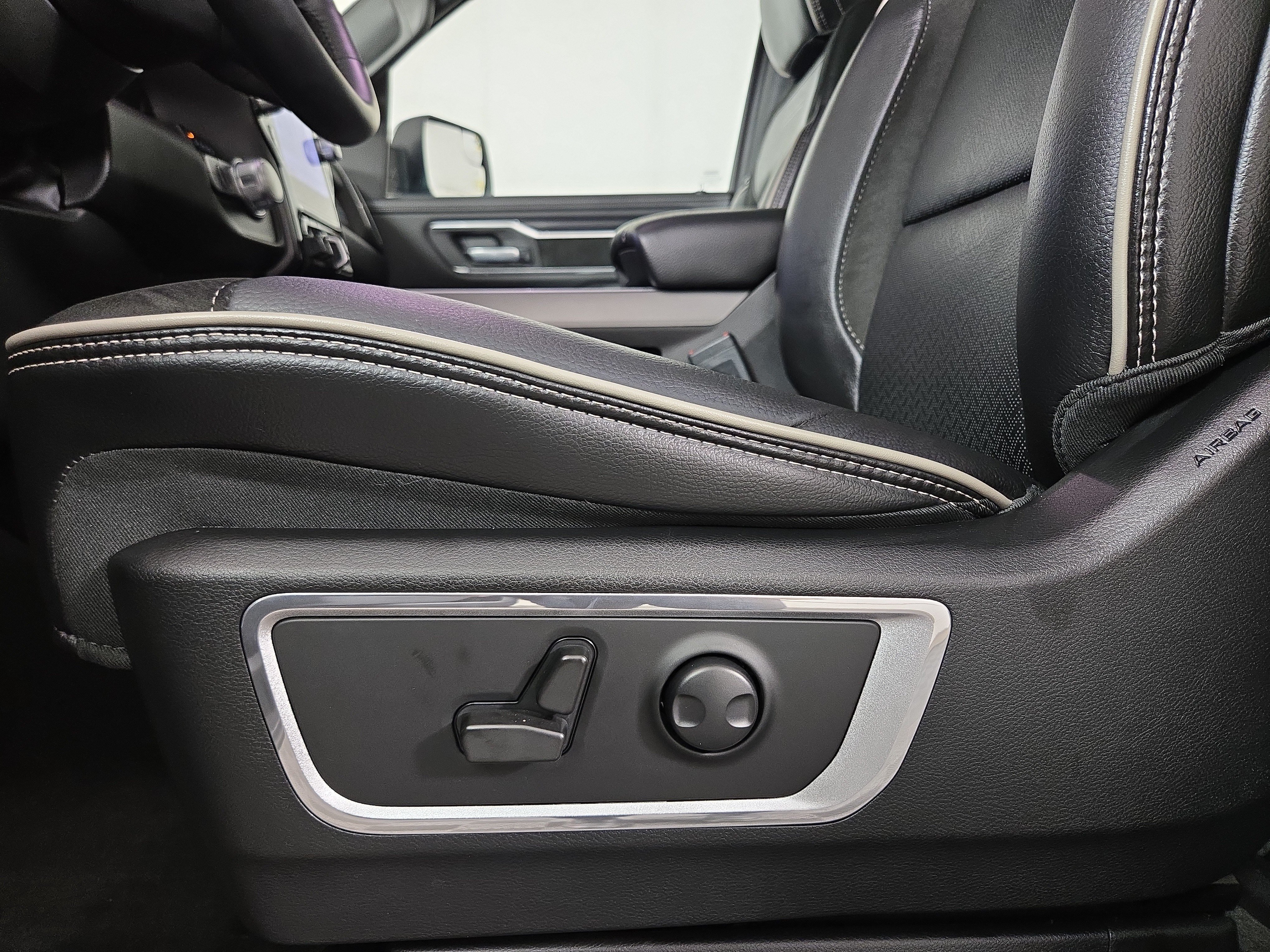 Used 2023 RAM 1500 Laramie AWD/4WD image 33