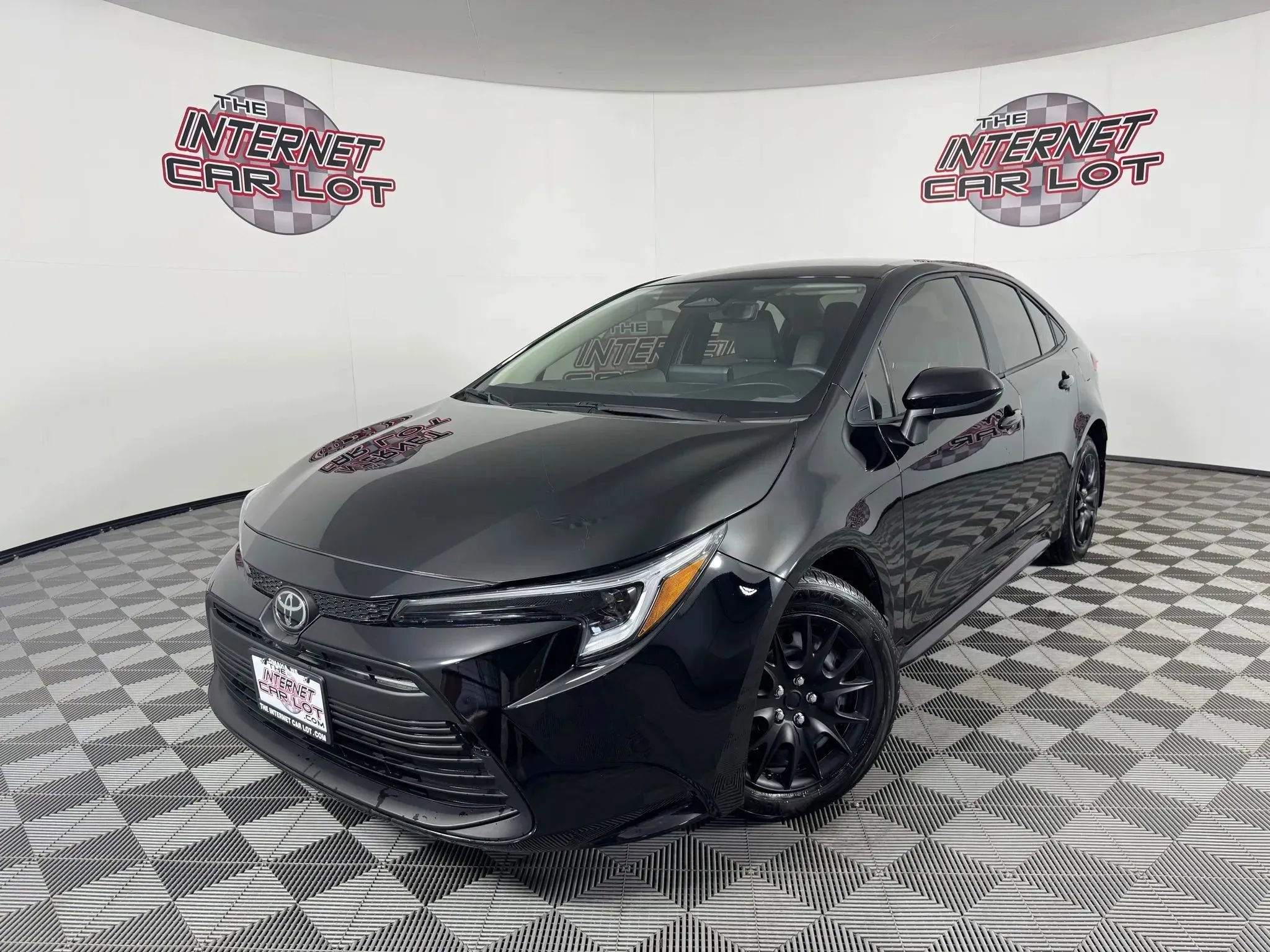 Used 2025 Toyota Corolla LE FWD image 1