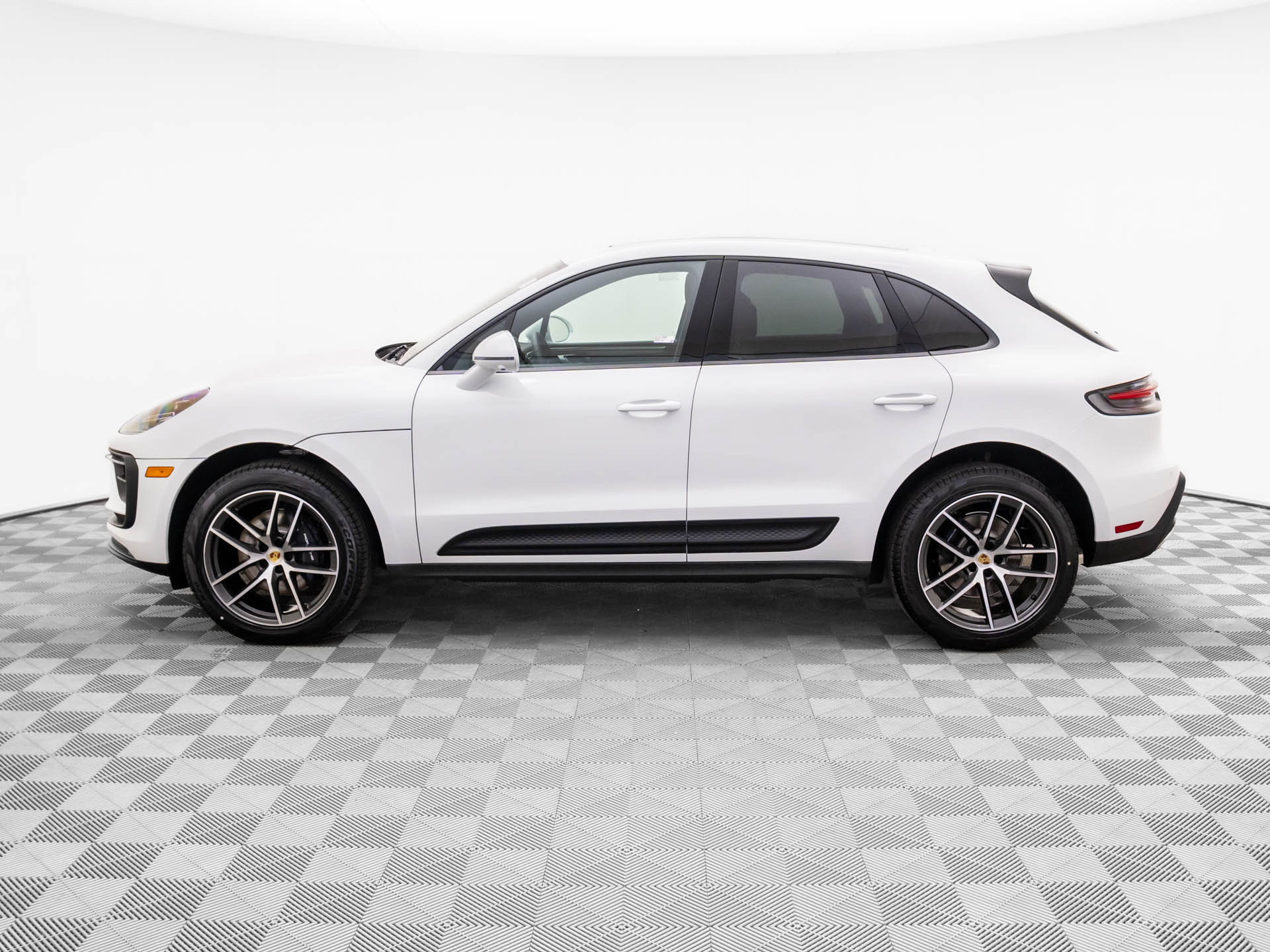 Certified 2026 Porsche Macan AWD/4WD image 2
