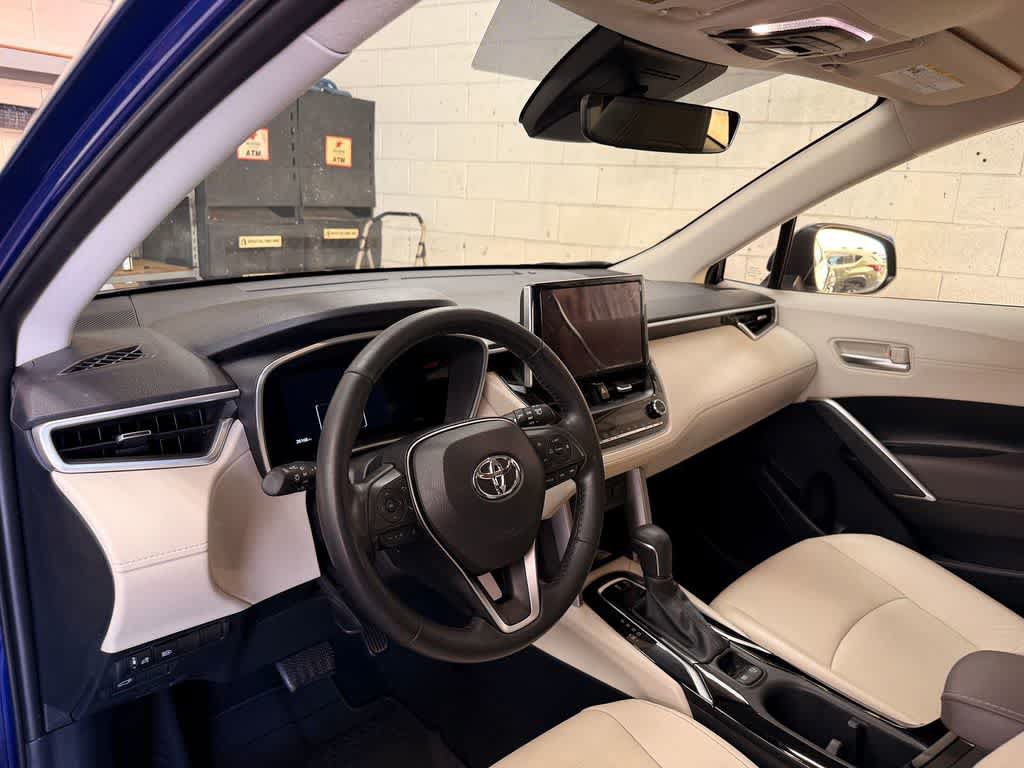Used 2023 Toyota Corolla Cross XLE w/ Convenience Package FWD image 2
