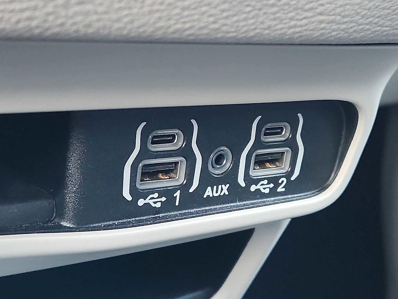 Used 2024 Chrysler Pacifica Select image 23