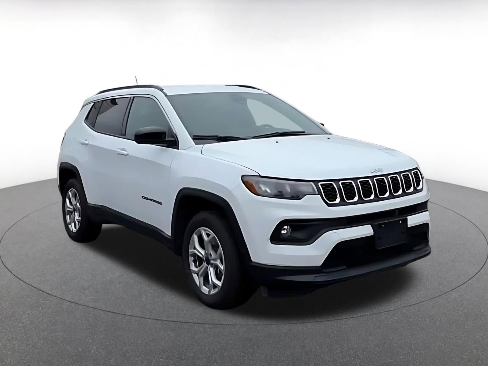 Used 2025 Jeep Compass Latitude AWD/4WD image 3