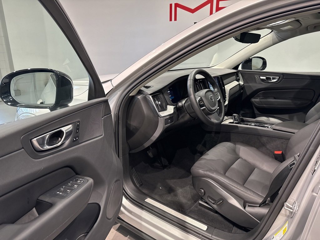 Used 2025 Volvo XC60 B5 Plus image 13