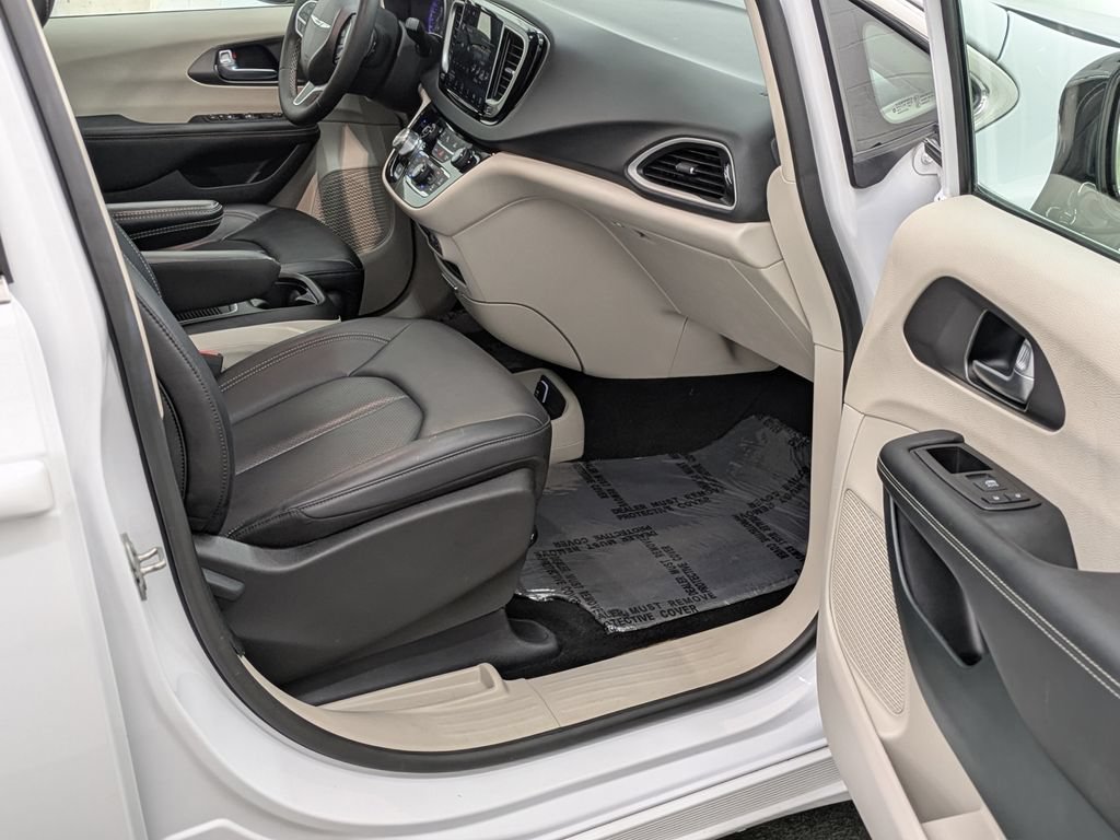 Used 2024 Chrysler Pacifica Touring-L FWD image 26