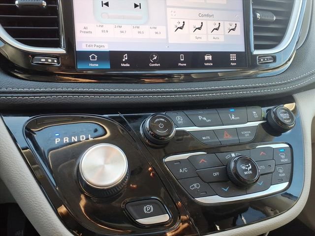 Certified 2023 Chrysler Pacifica Touring-L image 16