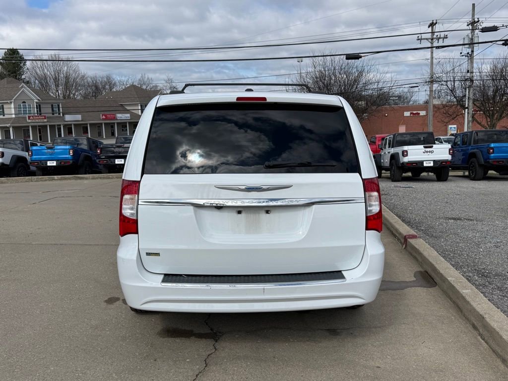 Used 2015 Chrysler Town & Country Touring image 7