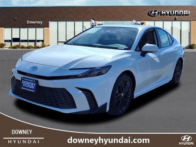 Used 2025 Toyota Camry SE image 1