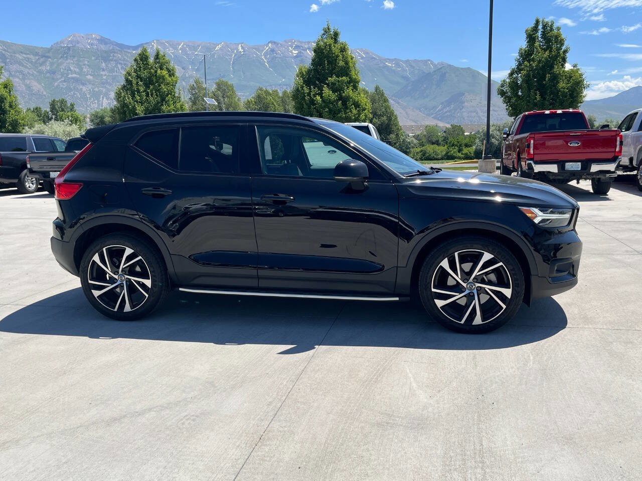 Used 2022 Volvo XC40 T5 R-Design w/ Advanced Package image 2