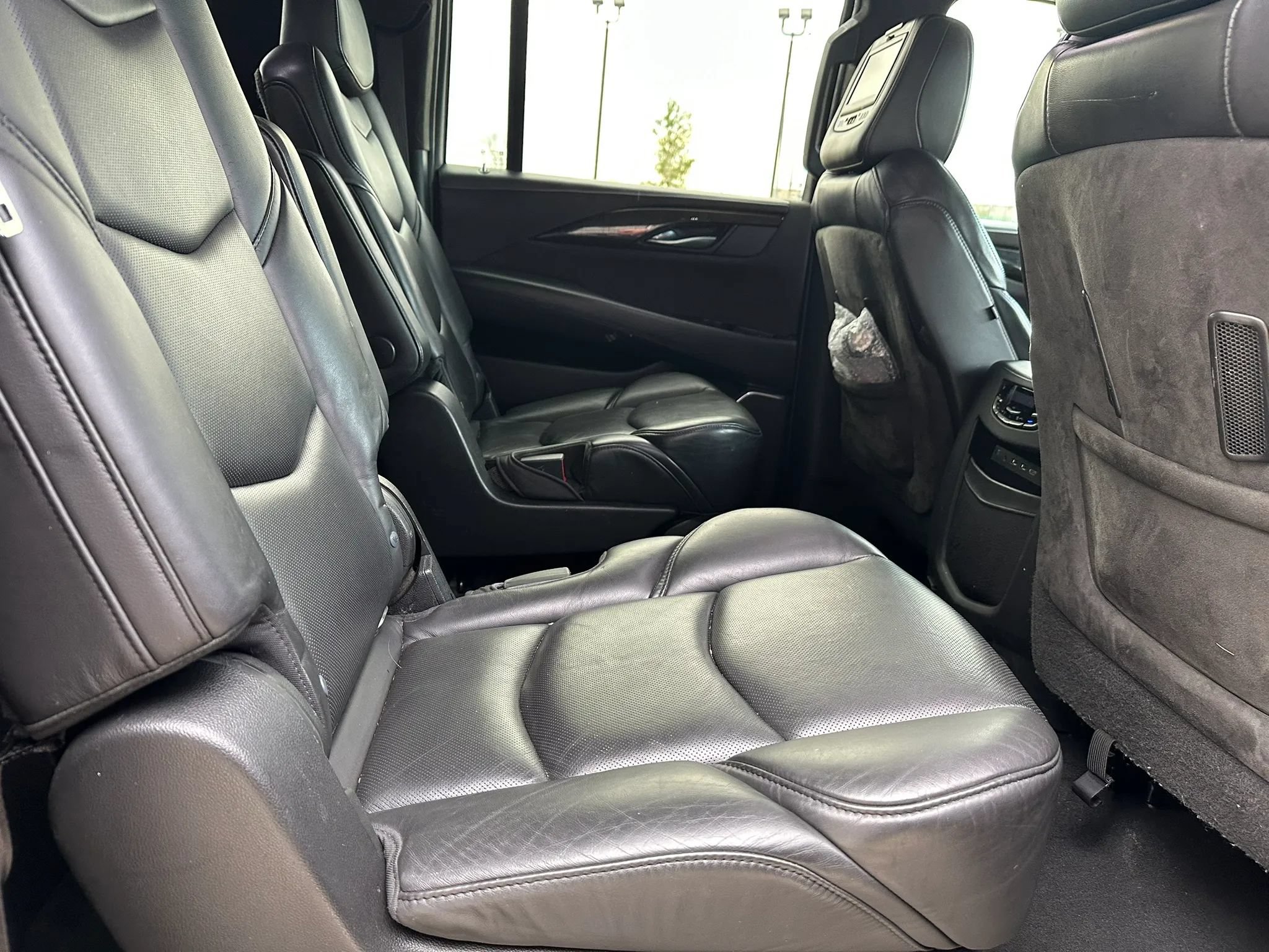 Used 2019 Cadillac Escalade ESV Platinum AWD/4WD image 18