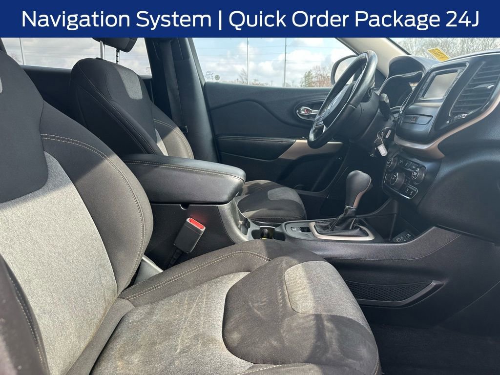 Used 2018 Jeep Cherokee Latitude w/ Cold Weather Group image 10