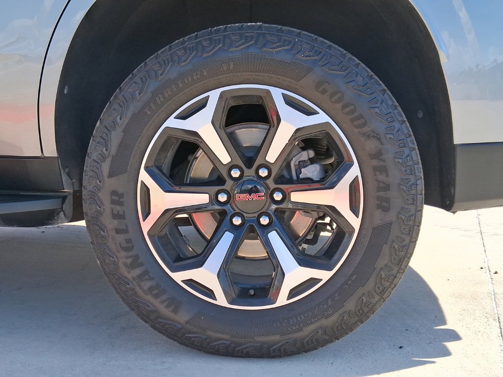 Used 2025 GMC Yukon AT4 AWD/4WD image 25