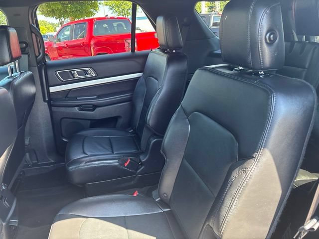 Used 2017 Ford Explorer XLT w/ Equipment Group 202A AWD/4WD image 28