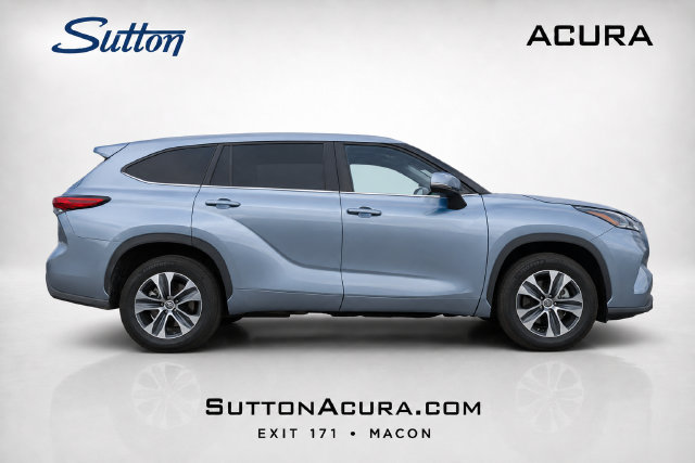 Used 2023 Toyota Highlander XLE FWD image 4