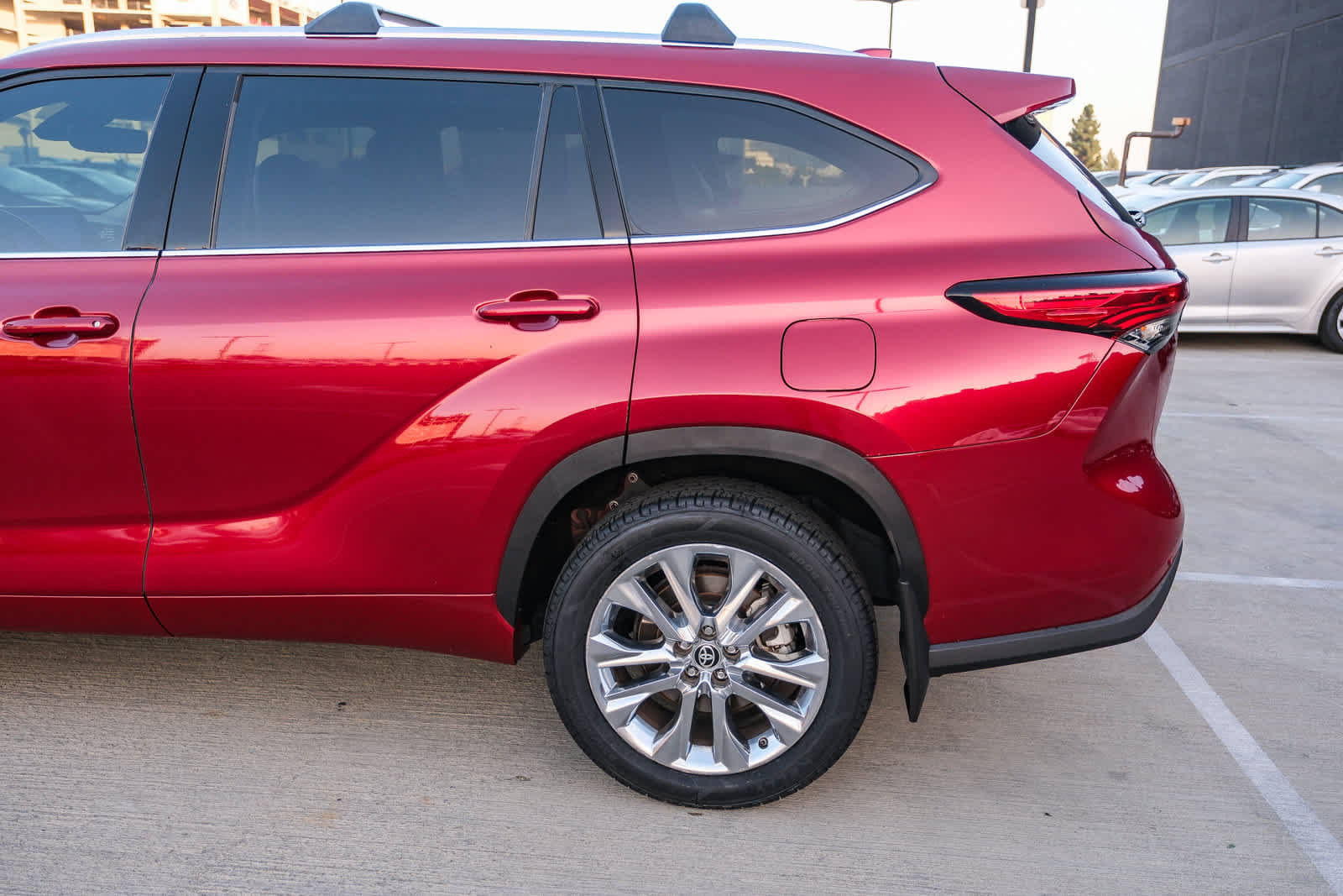 Used 2023 Toyota Highlander Limited FWD image 8