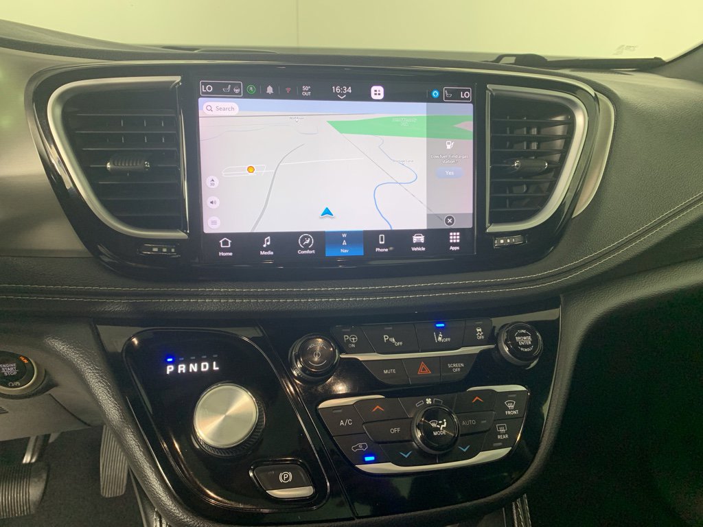 Used 2022 Chrysler Pacifica Limited w/ Uconnect Theater Family Group image 26