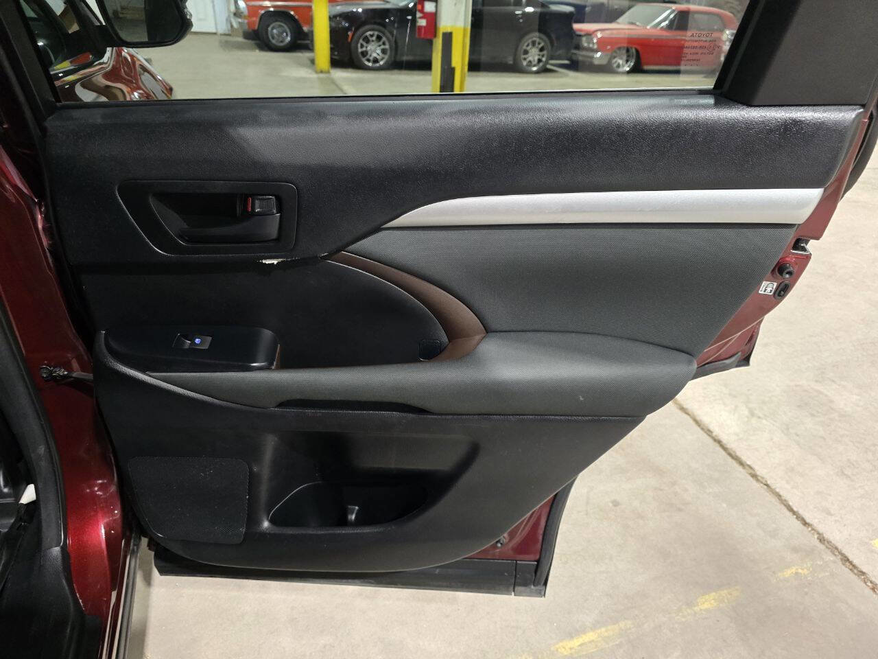 Used 2017 Toyota Highlander LE AWD/4WD image 30