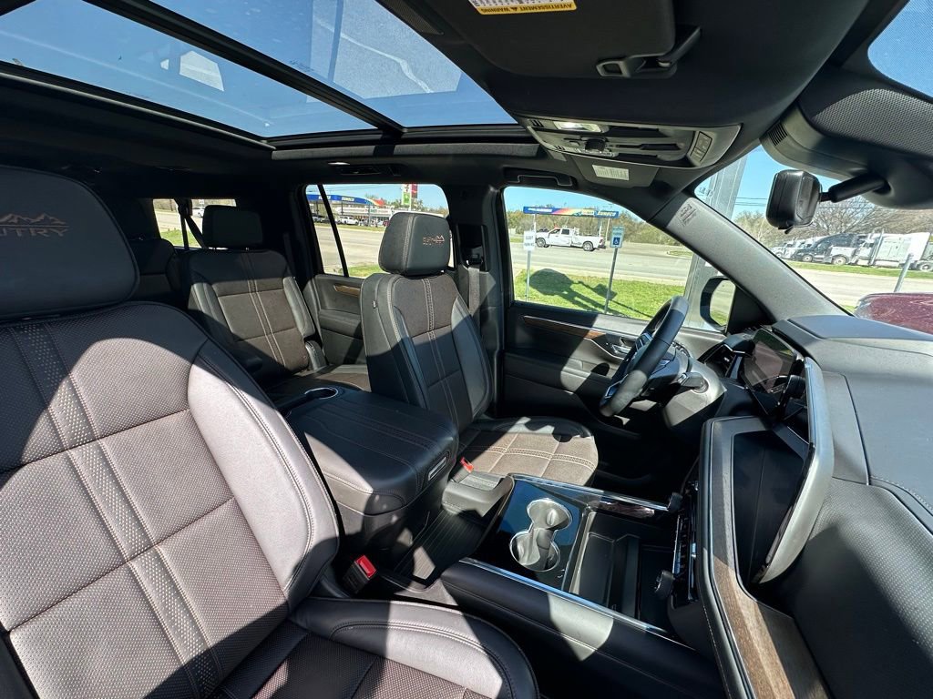 Used 2025 Chevrolet Suburban High Country AWD/4WD image 9