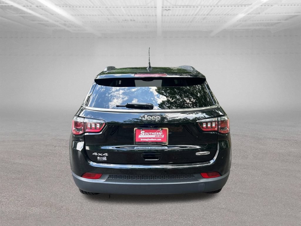 Used 2022 Jeep Compass Latitude w/ Sun and Sound Group AWD/4WD image 4