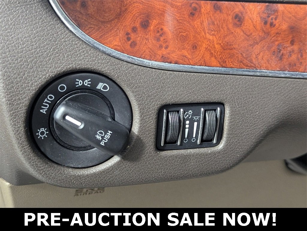 Used 2014 Chrysler Town & Country Touring image 13