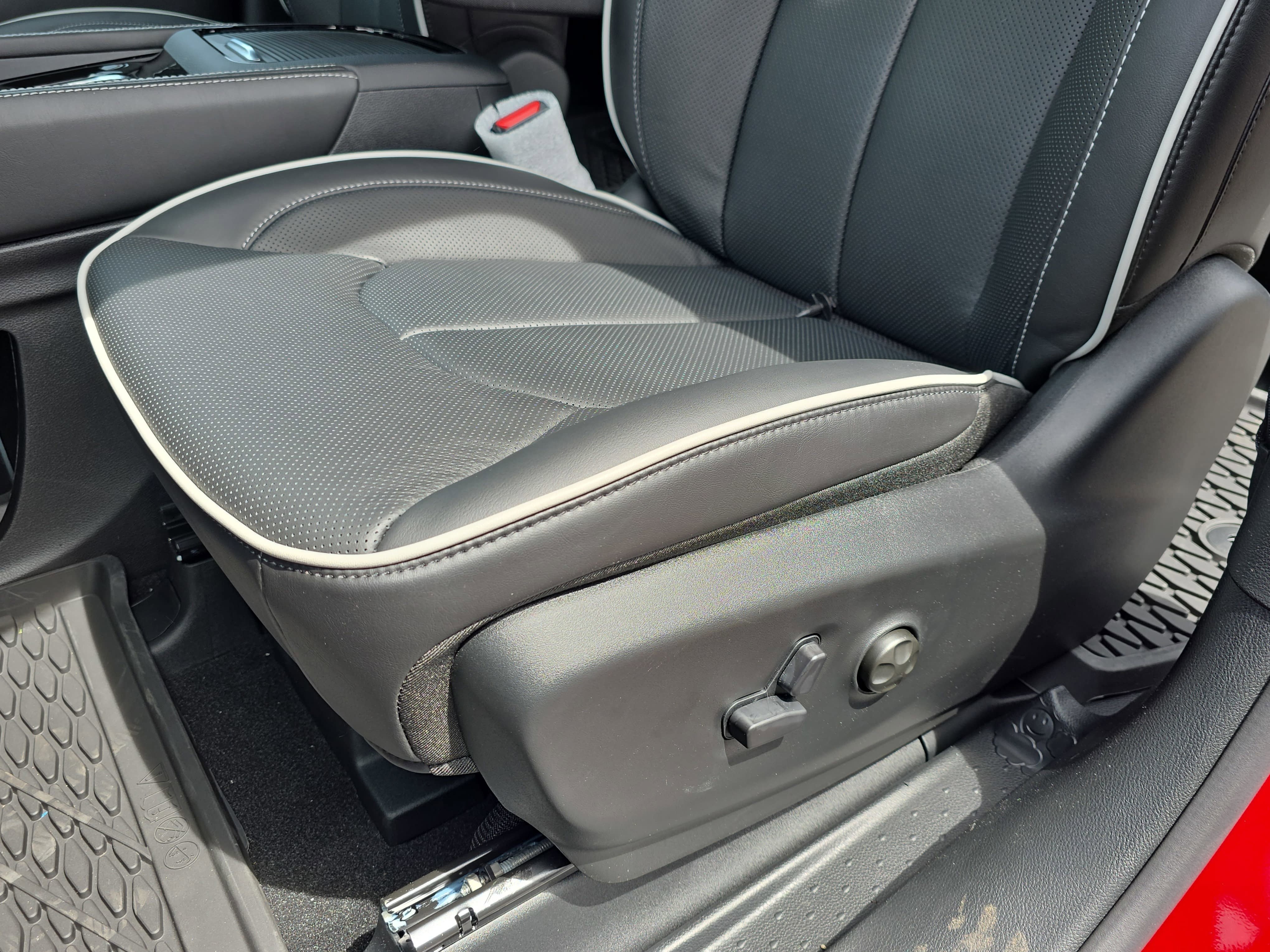 New 2026 Chrysler Pacifica Limited FWD image 25