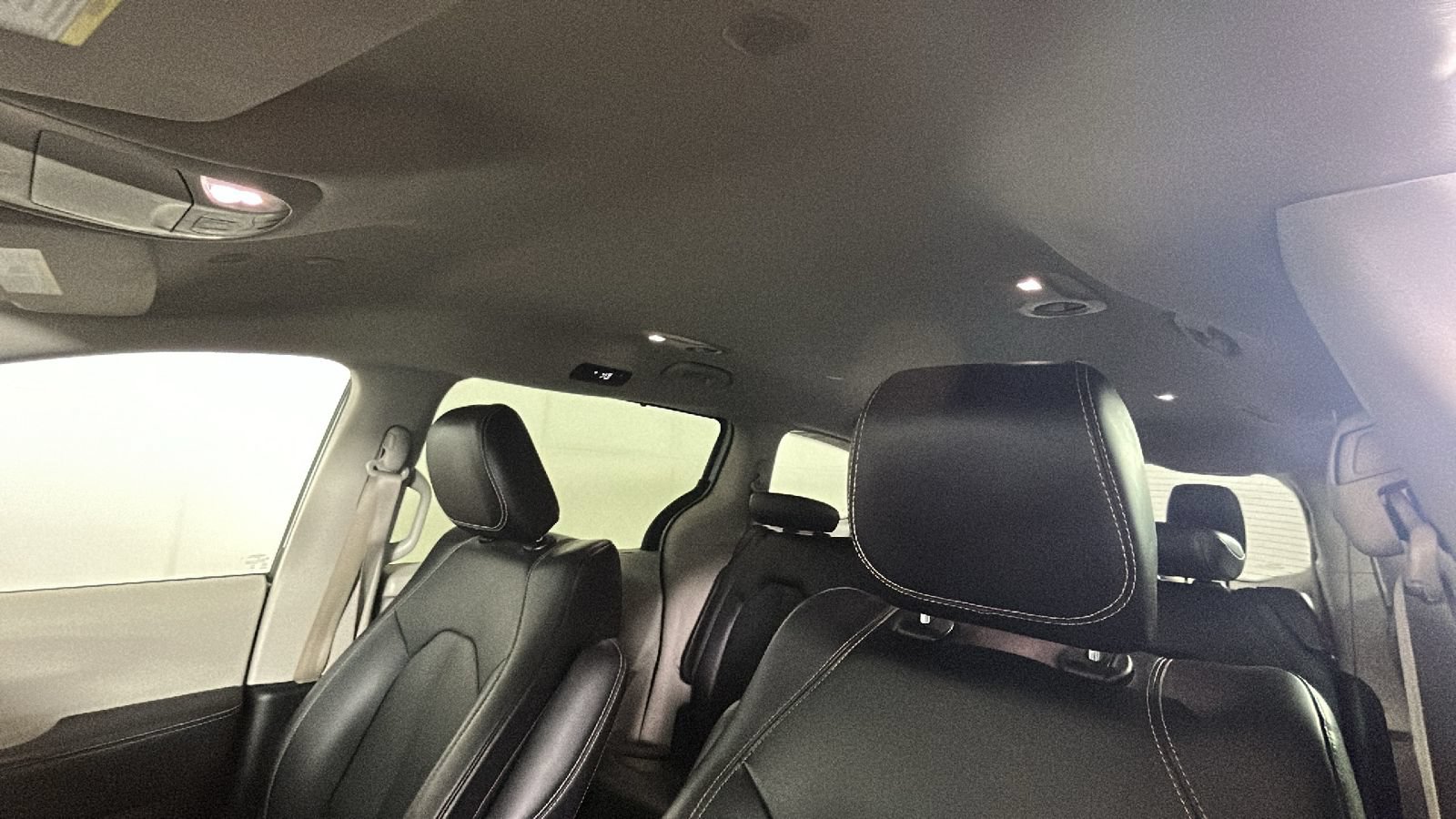 Used 2023 Chrysler Pacifica Touring-L FWD image 14