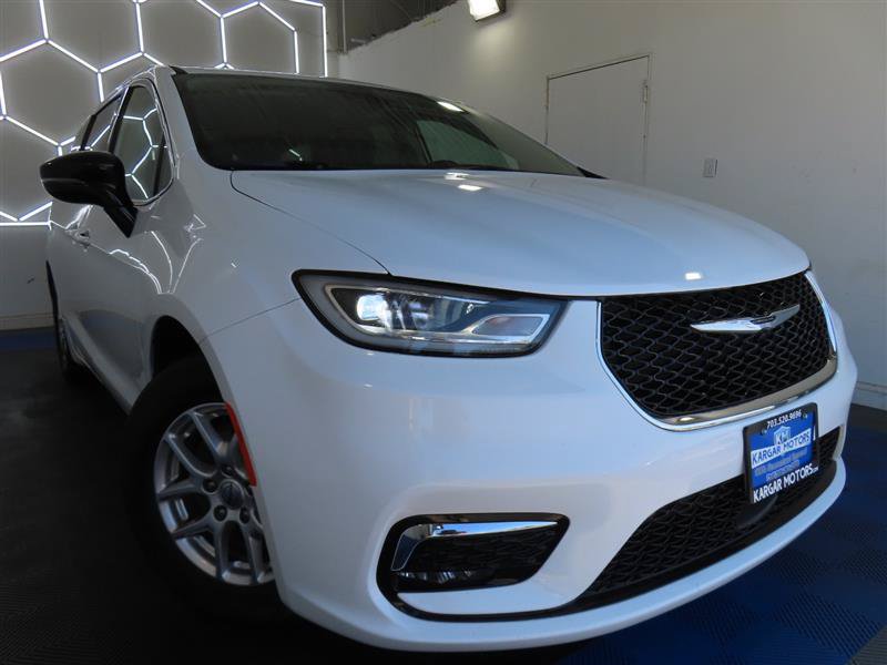 Used 2024 Chrysler Pacifica Touring-L FWD image 2